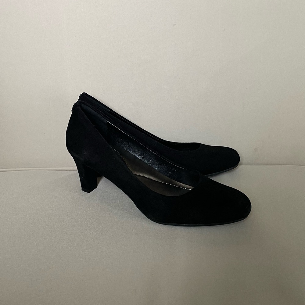 GENTLY USED Easy Spirit Black Suede Heels